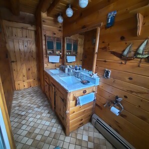 Douche, sèche-cheveux, serviettes fournies, savon