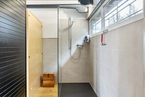 Shower, hair dryer, towels - Speckhuisli – Mettmablick Comfort Room with Balcony, Breakfast, Sauna & Mountain View (Grafenhausen)