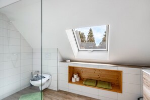 Shower, hair dryer, towels - Speckhuisli – Mettmablick with Balcony, Breakfast, Sauna, Mountain View, Guesthouse (Grafenhausen)