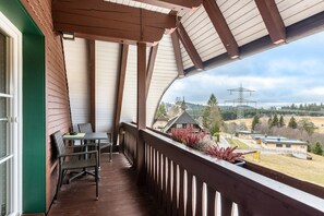 Outdoor dining - Speckhuisli – Mettmablick with Balcony, Breakfast, Sauna, Mountain View, Guesthouse (Grafenhausen)