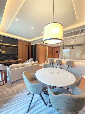 Luokittelematon kuva, 2 kautta 5, painike