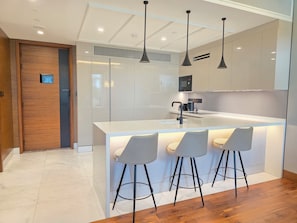 Luokittelematon kuva, 5 kautta 5, painike