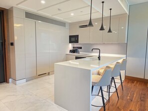 Luokittelematon kuva, 3 kautta 5, painike