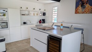 Kaffetrakter/tekoker, kjøleskap, mikrobølgeovn og ovn