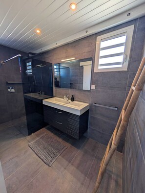 Shower, towels, toilet paper - VILLA with swimming pool in Saint-François, Grand-Terre 3 Bedrooms / 3 bathrooms (Saint-François)