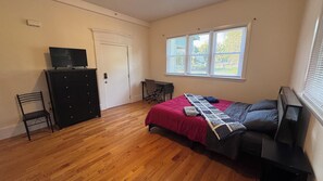 1 bedroom, iron/ironing board, internet, bed sheets - Updated 1BR apt, 1st floor, near T, free parking (Malden)