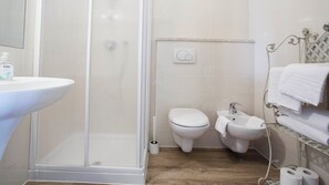 Shower, hair dryer, bidet, towels - BEUST HOUSE - CHRISTA - Balcony on the lake - 50 meters from the beach (Nago-Torbole)