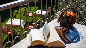 Outdoor dining - BEUST HOUSE - CHRISTA - Balcony on the lake - 50 meters from the beach (Nago-Torbole)