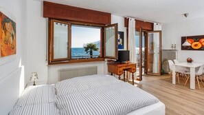 1 bedroom, WiFi, bed sheets - BEUST HOUSE - CHRISTA - Balcony on the lake - 50 meters from the beach (Nago-Torbole)