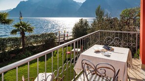 Outdoor dining - BEUST HOUSE - CHRISTA - Balcony on the lake - 50 meters from the beach (Nago-Torbole)