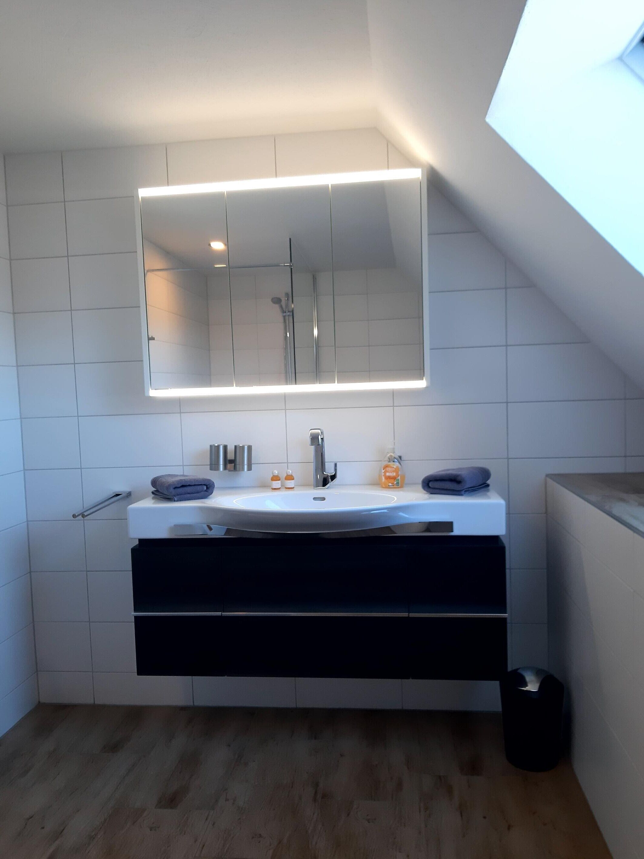 Douche, sèche-cheveux, serviettes fournies