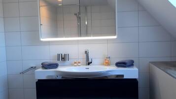 Douche, sĂšche-cheveux, serviettes fournies