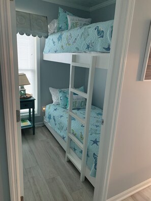 2 bedrooms, iron/ironing board, WiFi, bed sheets - Quaint 2-bedroom townhome with AC in North Topsail Beach (North Topsail Beach)