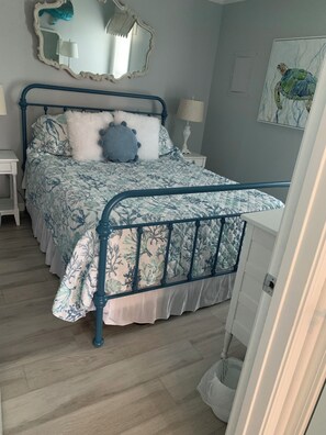 2 bedrooms, iron/ironing board, WiFi, bed sheets - Quaint 2-bedroom townhome with AC in North Topsail Beach (North Topsail Beach)