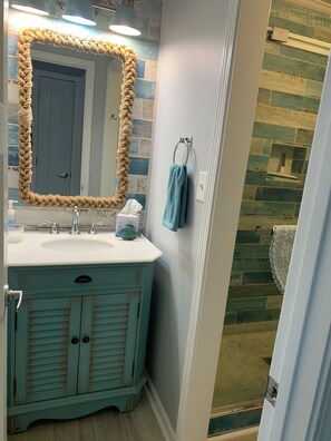 Shower, hair dryer, towels, soap - Quaint 2-bedroom townhome with AC in North Topsail Beach (North Topsail Beach)