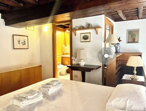 1 bedroom, iron/ironing board, WiFi, bed sheets - Cozy Apartment only 500 meters from Spanish Steps! (Roma)