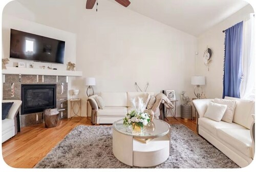 Cozy 1-bedroom bed & breakfast in charming Aurora with AC