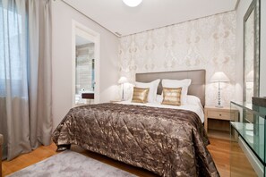 2 bedrooms, iron/ironing board, bed sheets - Stylish Flat Steps from Retiro (Madrid)