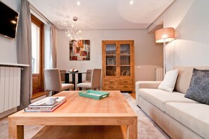 Living area - Stylish Flat Steps from Retiro (Madrid)