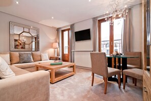 Living area - Stylish Flat Steps from Retiro (Madrid)