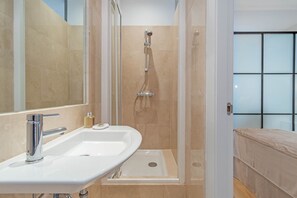 Towels - Cozy Minimal Apartment in Lively La Latina (Madrid)