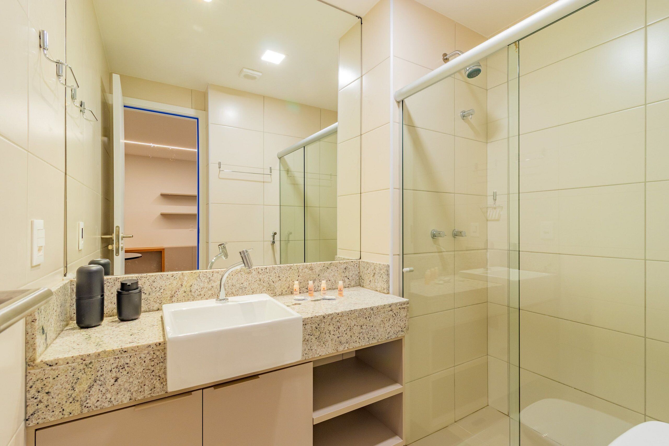 Basic Apartment | Bathroom