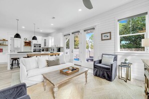 TV - ⭐4 Bikes - 30A Luxury Home with Balconies - Seapointe Serenity⭐ (Santa Rosa Beach)