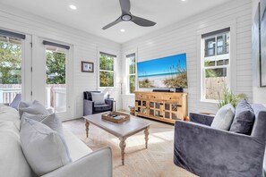 TV - ⭐4 Bikes - 30A Luxury Home with Balconies - Seapointe Serenity⭐ (Santa Rosa Beach)
