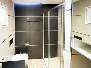 Shower, hair dryer, towels, shampoo - Casa Arno - Lovely Modern Apartment In Puerto De Mogan (Lomo Quiebre)