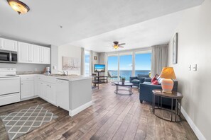 TV - 🌴Beach Front-5 Pools+3 Hot Tubs-Majestic Beach Towers 1-1415🌴 (Panama City Beach)