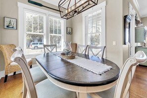 Dining - 🏖️Grayton Beach Gem | Short Walk to Private Beach | Pool+Bikes | House of Blues (Santa Rosa Beach)