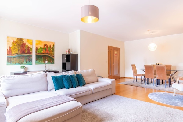 Spacious and bright living room with generous seating area, perfect for relaxing after a day in Porto.
#PortoStay #FamilyApartment #SpaciousLiving
