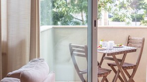 Dining - Comfortable & Quiet 3BR near Metro by LovelyStay (Porto)