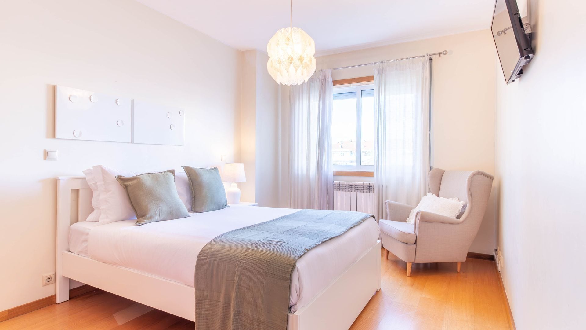 4 bedrooms, iron/ironing board, free WiFi, bed sheets