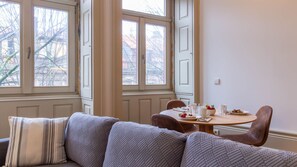 Dining - B. Arts 2F by LovelyStay (Porto)