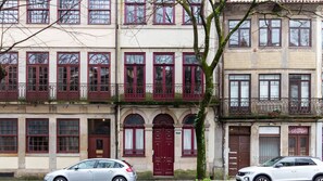 Exterior - B. Arts IV by LovelyStay (Porto)