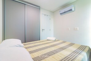 Une chambre d’hôtel équipée d’un lit, d’une armoire et d’un appareil de climatisation.
