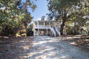 Exterior - Sea Suite - wrap around porch and short walk to the beach (Edisto Island)