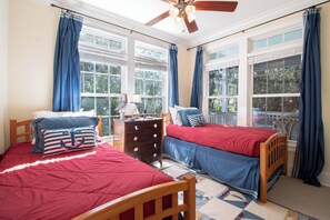 7 habitaciones, tabla de planchar con plancha, wifi y ropa de cama 