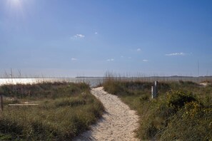 Beach nearby - Sea Suite - wrap around porch and short walk to the beach (Edisto Island)