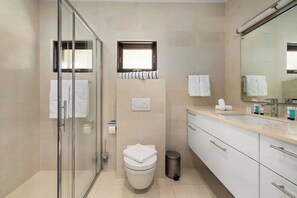 Douche, sèche-cheveux, serviettes fournies, savon