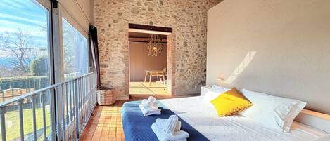 4 bedrooms, desk, iron/ironing board, WiFi (free)