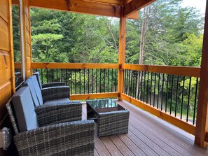 Property grounds - Cozy 2-bedroom cabin only mile from Pigeon Forge Parkway (Sevierville)