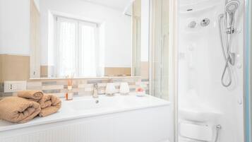 Doccia, asciugacapelli, bidet, asciugamani