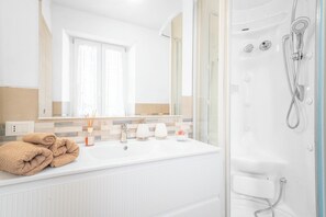 Shower, hair dryer, bidet, towels - Acqua Shanti Lofted Studio (Piombino)
