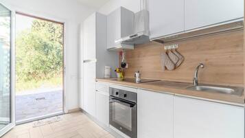 Fridge, oven, stovetop, coffee/tea maker