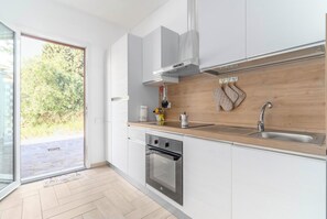 Réfrigérateur, four, plaque de cuisson, cafetière/bouilloire