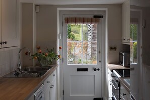 Cottage | Private kitchen | Cookware/dishes/utensils - Gatekeepers Cottage (Llandovery)