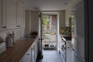 Cottage | Private kitchen | Cookware/dishes/utensils