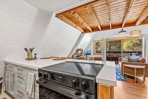 Oven, stovetop, dishwasher - Charming A-frame cabin with AC in beautiful Flagstaff (Flagstaff)